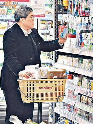 霍震宇喺超市狂掃兩大籃食物及日用品，期間細心揀牙線產品。（徐家浩攝）