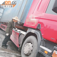 深圳南山區「卸油站」內有工人替其中一輛貨櫃車打開油蓋，準備卸油。