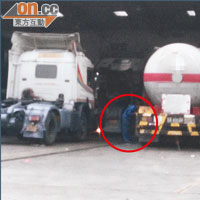 場內工人（紅圈示）用喉管將貨櫃車油缸柴油輸往運油車。