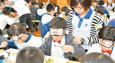 奧比斯香港昨安排近六百名小學生蒙眼進食，體驗失明人士的感覺。