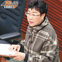 劉健儀雖反對引用特權法查貪曾，但也促曾蔭權應在廉署調查期間休假。