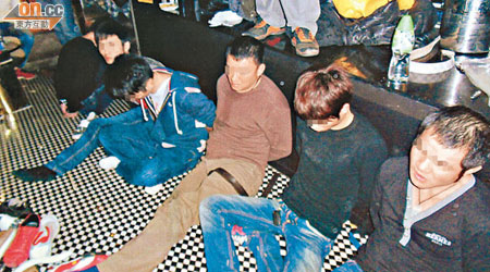 一批涉嫌為黑幫犯罪集團成員在一間娛樂場所被捕。（本報深圳傳真）