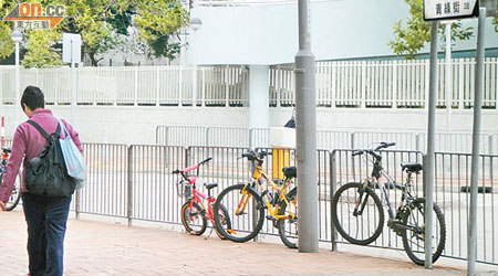 路邊違泊單車無人處理，民政署被指執法不力。