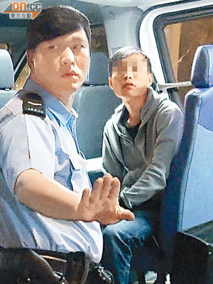 涉毒駕男子在警車上接受警員的測試。（呂浩鋒攝）