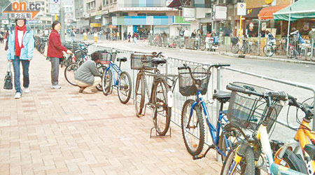單車泊架不足而令違泊單車在大圍隨處可見。