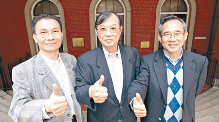 （左起）蔡錫聰、陳潤鈞及英慶豐對梁振英治港信心十足，同學會將為他舉行慶祝活動。
