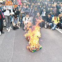 抗議行動期間，示威者焚燒道具坦克車。