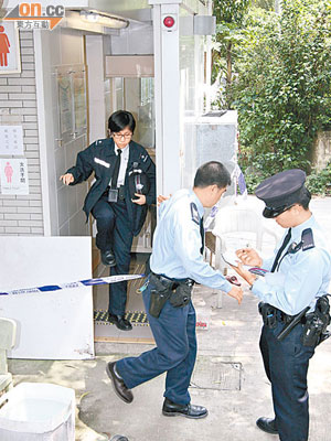 警方封鎖公廁搜尋遺失的通訊機。（吳欽旺攝）