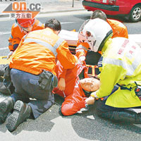 受傷男子由救護員即場急救。（馬竟峯攝）
