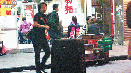 每晚九時過後，「拖篋黨」拖着大篋細篋在桂林街「霸位」。