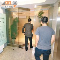 唐英年與兒子進入香港皮膚激光中心。