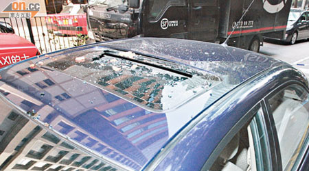 警方私家車車頂天窗被打爆毀爛。（梁安瑩攝）