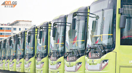 公共巴士改以全電力驅動，可有效改善路面空氣污染。