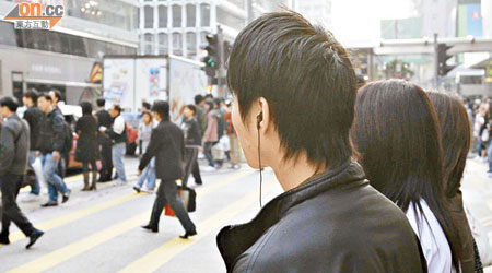 戴耳機過馬路容易令人忽略周遭環境，隨時發生意外。