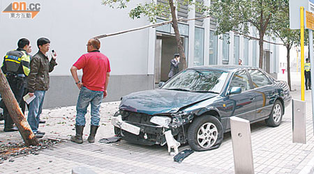 肇事私家車剷上行人路撞樹才被煞停，車身損毀。（曾紹良攝）