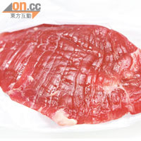 經二氧化硫處理的化妝牛肉，表面異常鮮紅，紋理均勻。