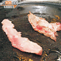新鮮牛肉（右）於煮食期間會出現血水，體積會縮小。