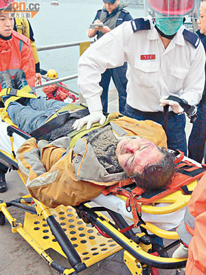 男子由消防員救起送院搶救，可惜終告不治。（林少兒攝）