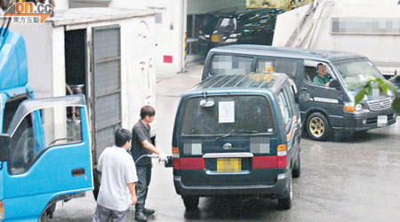 食環署外判清潔公司車輛魚貫進入垃圾站加油，被質疑知法犯法。