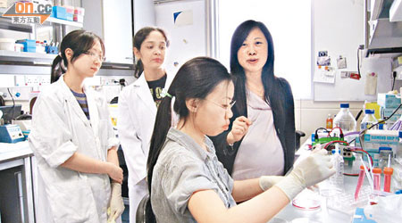 黃思齊（右一）的研究發現卵巢癌細胞的黏附蛋白，會傳導訊息引發癌症擴散。（何昀諺攝）