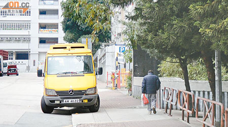 渠務署的車輛被發現駛上行人路違泊，公然知法犯法。