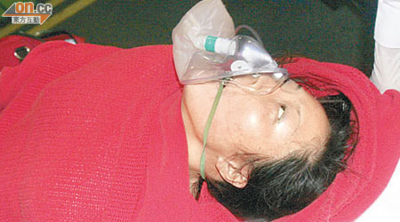受傷鳳姐送院時陷入昏迷，需用氧氣罩呼吸。（李少雄攝）