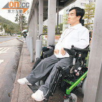 經常苦候<br>羅偉祥指低地台巴士不定時出現，使用輪椅人士經常要苦候數班車，才能成功登車。（翁志偉攝）