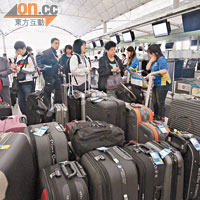 大批港人昨趁着復活節長假期出外旅遊，機場四處也看見旅客攜帶的行李。