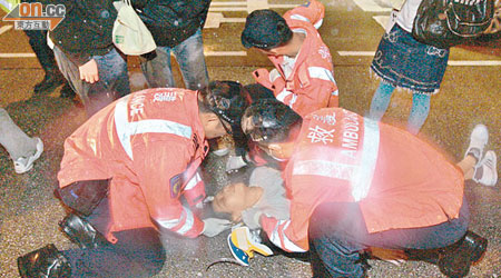 被七人車撞倒的女子由救護員急救。（蘇仲賢攝）
