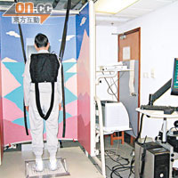 長者站在平衡器上，可測試走路時身體是否平衡。