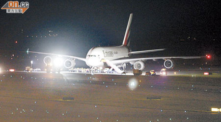 爆胎的A380客機令北跑道一度被封閉。（歐展鴻攝）