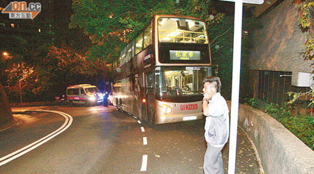 車長行錯路後致電報警求助。（王譯揚攝）