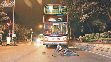 肇事巴士停在路中，車前為被撞毀單車。（李國健攝）