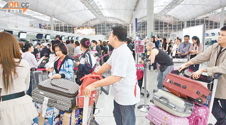 大批旅客在機場封北跑道後擠在國際機場等候航班起飛。