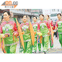 特色民族舞令大埔昨充滿嘉年華會氣氛。