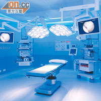 明德手術室設計創新，牆身為玻璃屏，並裝置LED燈光。