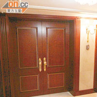 李國寶白加道豪宅大門的金色門柄仍包着膠套，裝修兩年多仍未入伙。