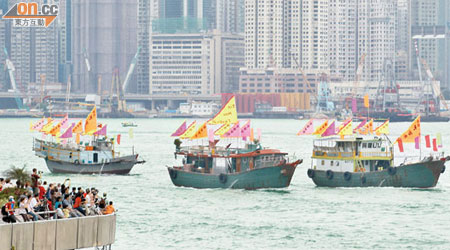 大批遊客及市民聚集尖東海旁，欣賞漁船海上巡遊。（蕭毅攝）