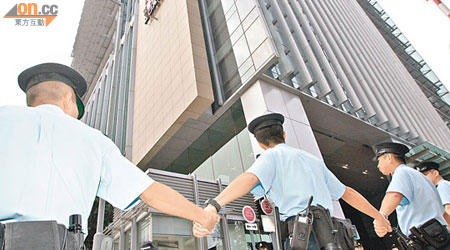 警方當日在廉署門外高調進行拘捕行動。（資料圖片）