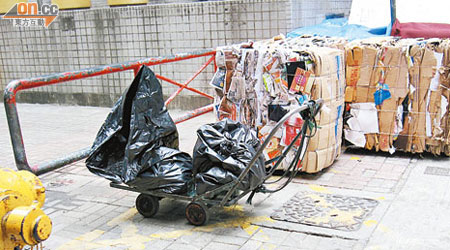 回收店將大量紙皮及雜物放置消防通道，惟食環署竟稱未有發現。