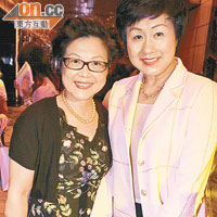 女童軍香港總監彭徐美雲（左），與太子珠寶鐘錶執董朱繼陶太太鄧麗萍（右），各有一支至愛的香水。