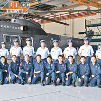 加入政府飛行服務隊，唐漢軍（前排右四）協助急救任務。（資料圖片）