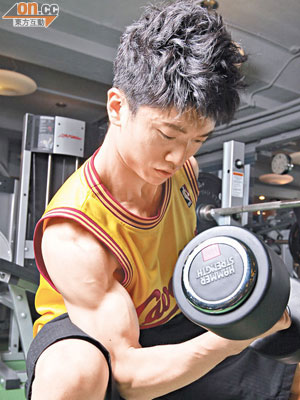 曾海昌認為帶氧運動配合肌肉訓練則可練成腹肌。