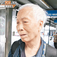 陳伯（83歲）：「我住喺坪洲，搭船、搭巴士去九龍灣返工來回要四十蚊，好彩老闆有津貼。希望兩蚊乘車優惠快啲實施，慳得一蚊得一蚊！」