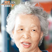 馬婆婆（66歲）：「如果有兩蚊優惠，長者唔使專登揀部車費平嘅巴士，可見車就搭，去邊度都得，但係巴士公司同港鐵掛住賺錢，做嘢慢吞吞，令老人家等咁耐！」