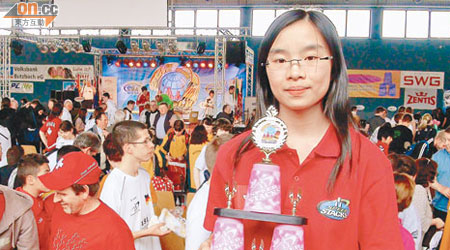 馮芷盈於二○一二國際競技疊杯比賽中，獲得「全球最快女選手獎」。她大約於五年前開始自學競技疊杯。