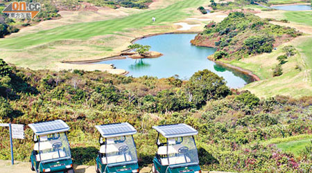 賽馬會滘西洲公眾高爾夫球場全面使用太陽能發電頂篷高球車。（受訪者提供）