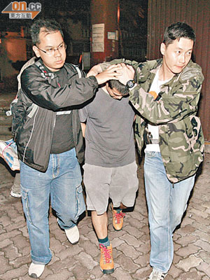 涉嫌偷報紙的男子被捕帶署。（楊日權攝）