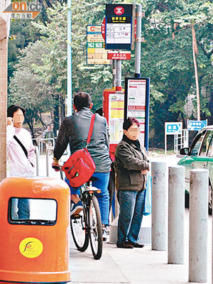 不時有單車駛上行人路，容易引致意外。