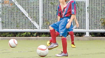 足球小將在球場上練習，場地蓉蓉爛爛易生意外。